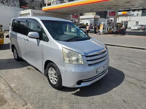 Toyota Noah 2010 Silver