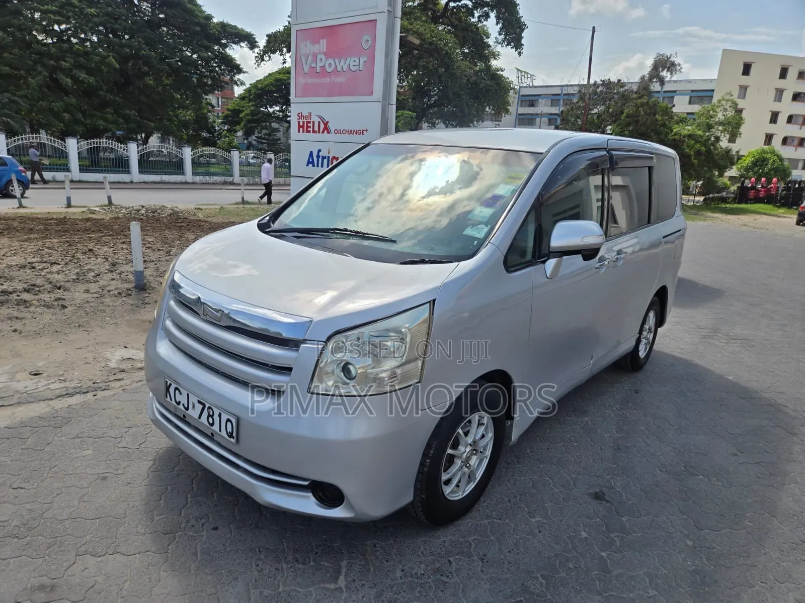 Toyota Noah 2010 Silver