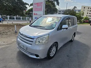Toyota Noah 2010 Silver