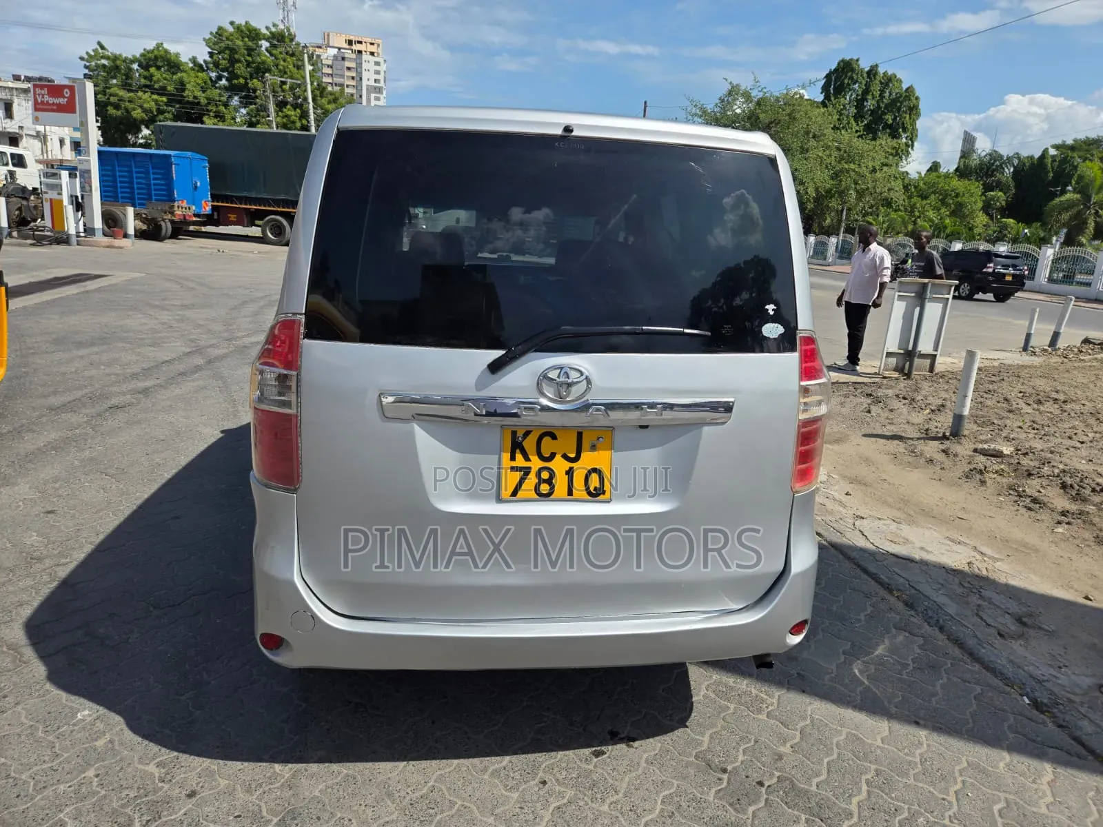 Toyota Noah 2010 Silver