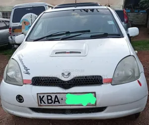 Toyota Vitz 2000 White
