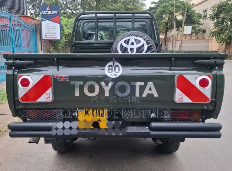 Toyota Land Cruiser 79 Series 2014 Green