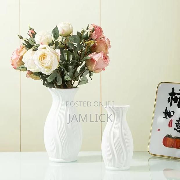 Set of 2 Decorative Plastic Vases - Cd
