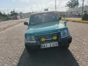 Mitsubishi Pajero 2000 Green