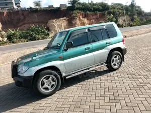 Mitsubishi Pajero 2000 Green