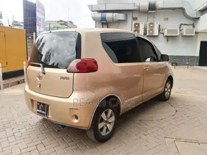 Toyota Porte 2010 Gold