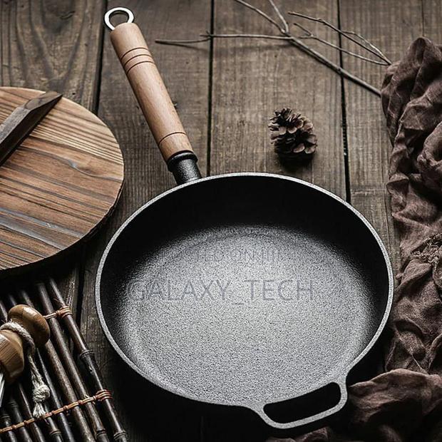 25cm Thickened Cast Iron Frying Pan With Bamboo Lid