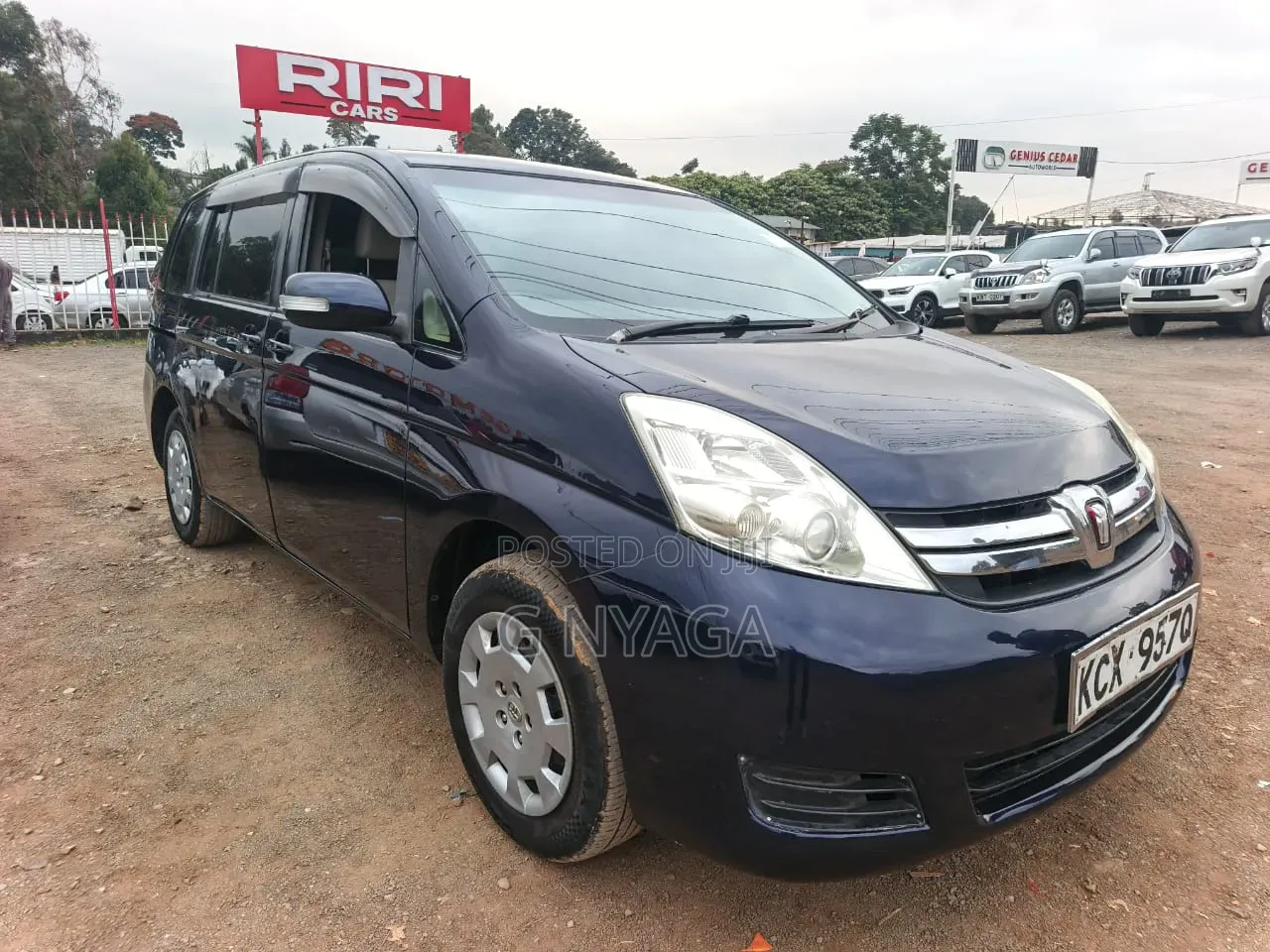 Toyota ISIS 2012 Blue