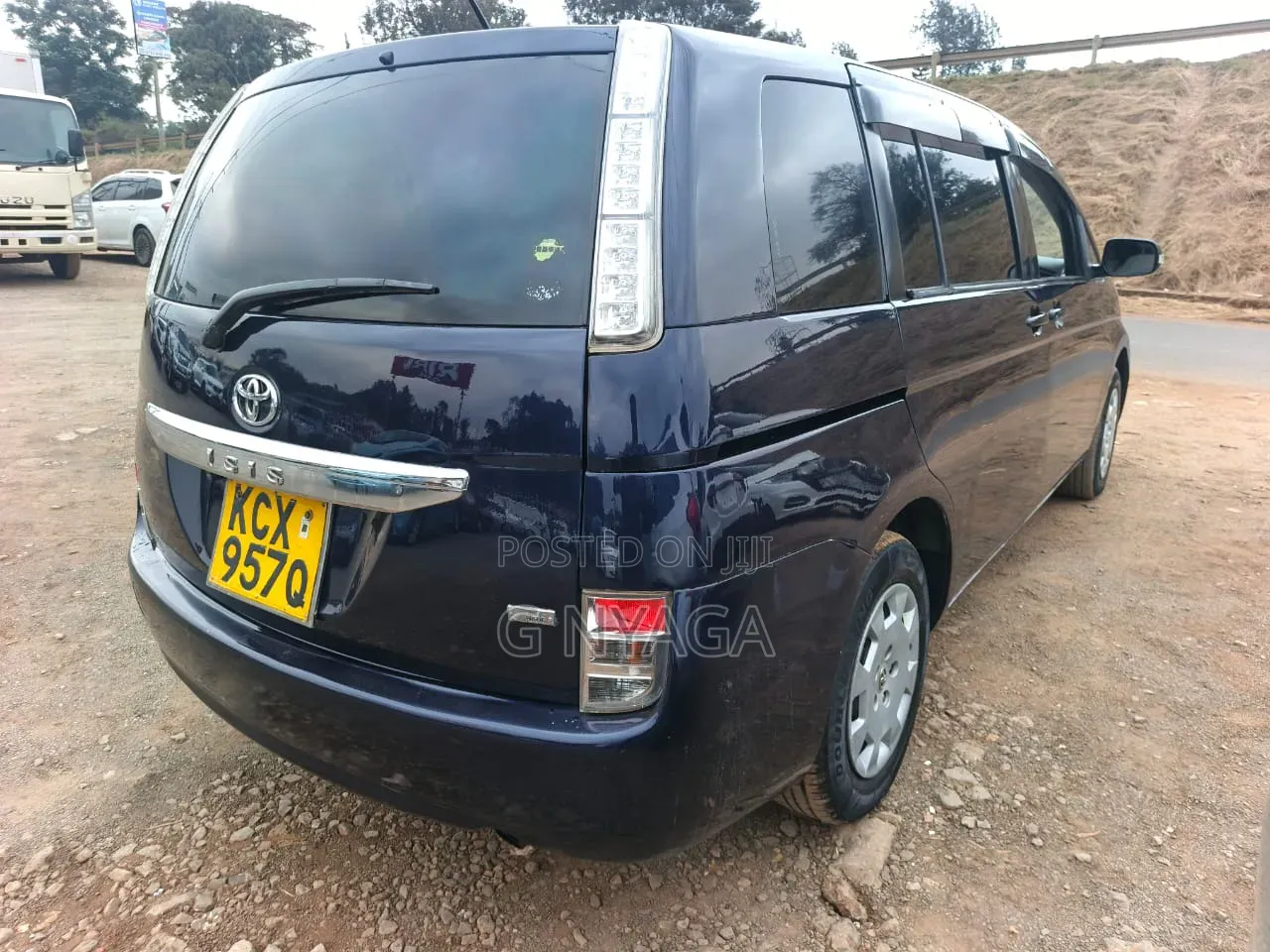 Toyota ISIS 2012 Blue
