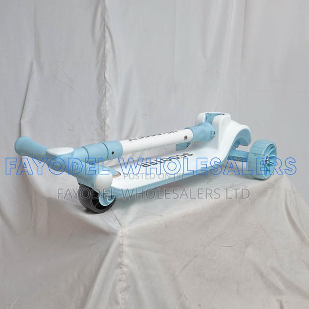 Blue Children's Scooter – Stable 3-Wheel Design