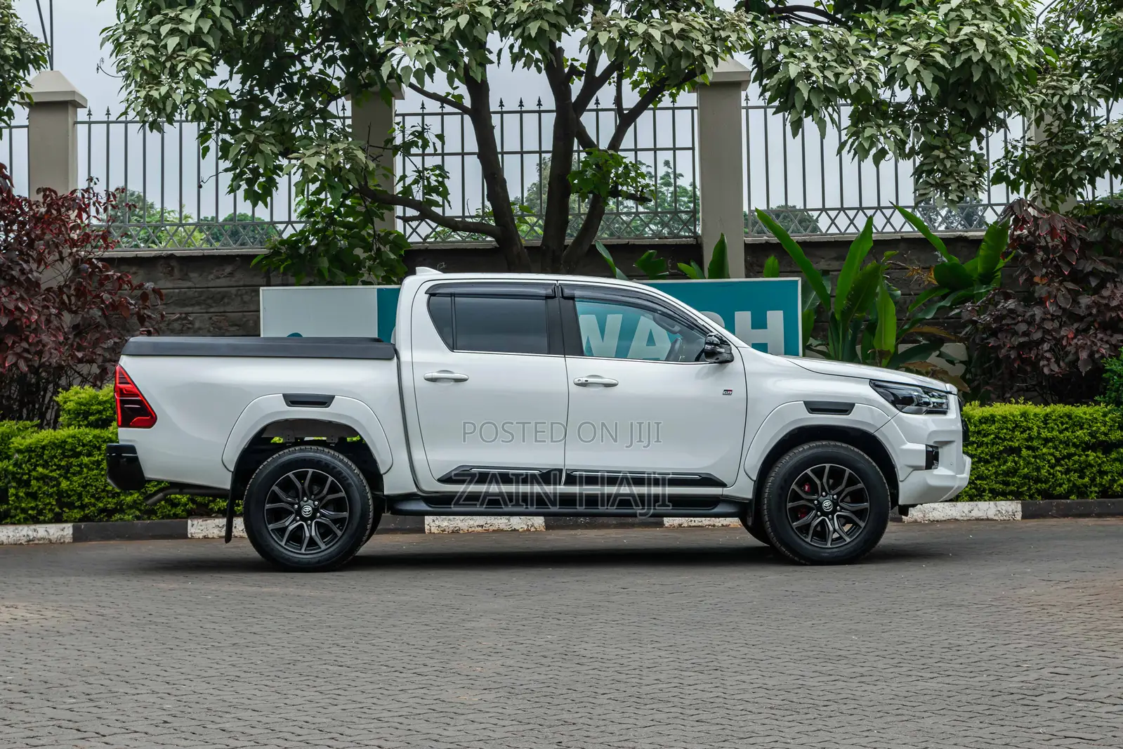 Toyota Hilux 2022 White