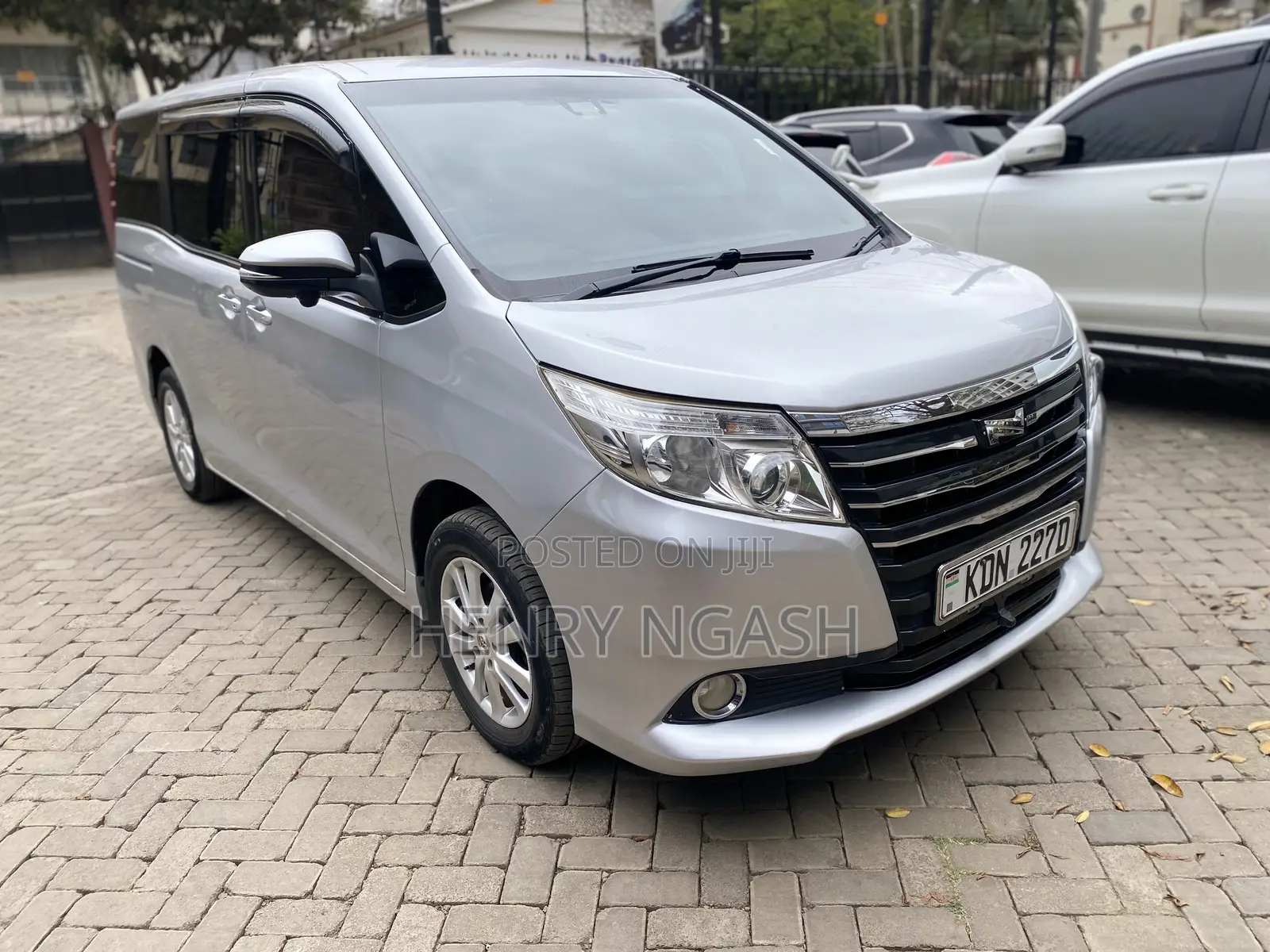 Toyota Noah 2016 Silver