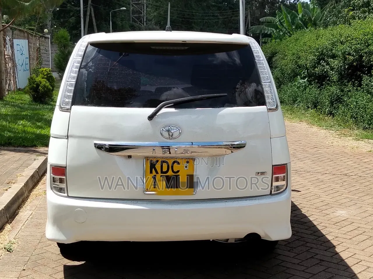 Toyota ISIS 2014 White