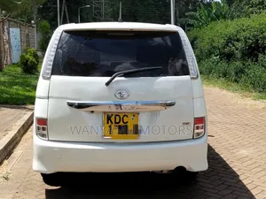 Toyota ISIS 2014 White
