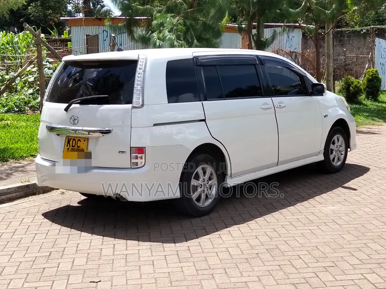 Toyota ISIS 2014 White