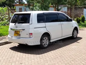 Toyota ISIS 2014 White