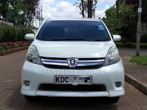Toyota ISIS 2014 White