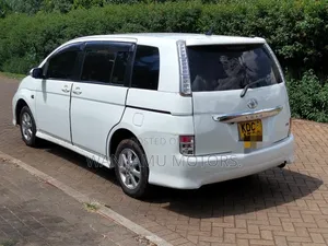 Toyota ISIS 2014 White