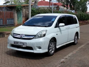 Toyota ISIS 2014 White