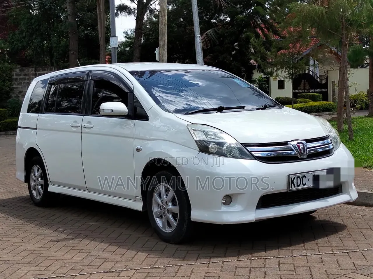 Toyota ISIS 2014 White