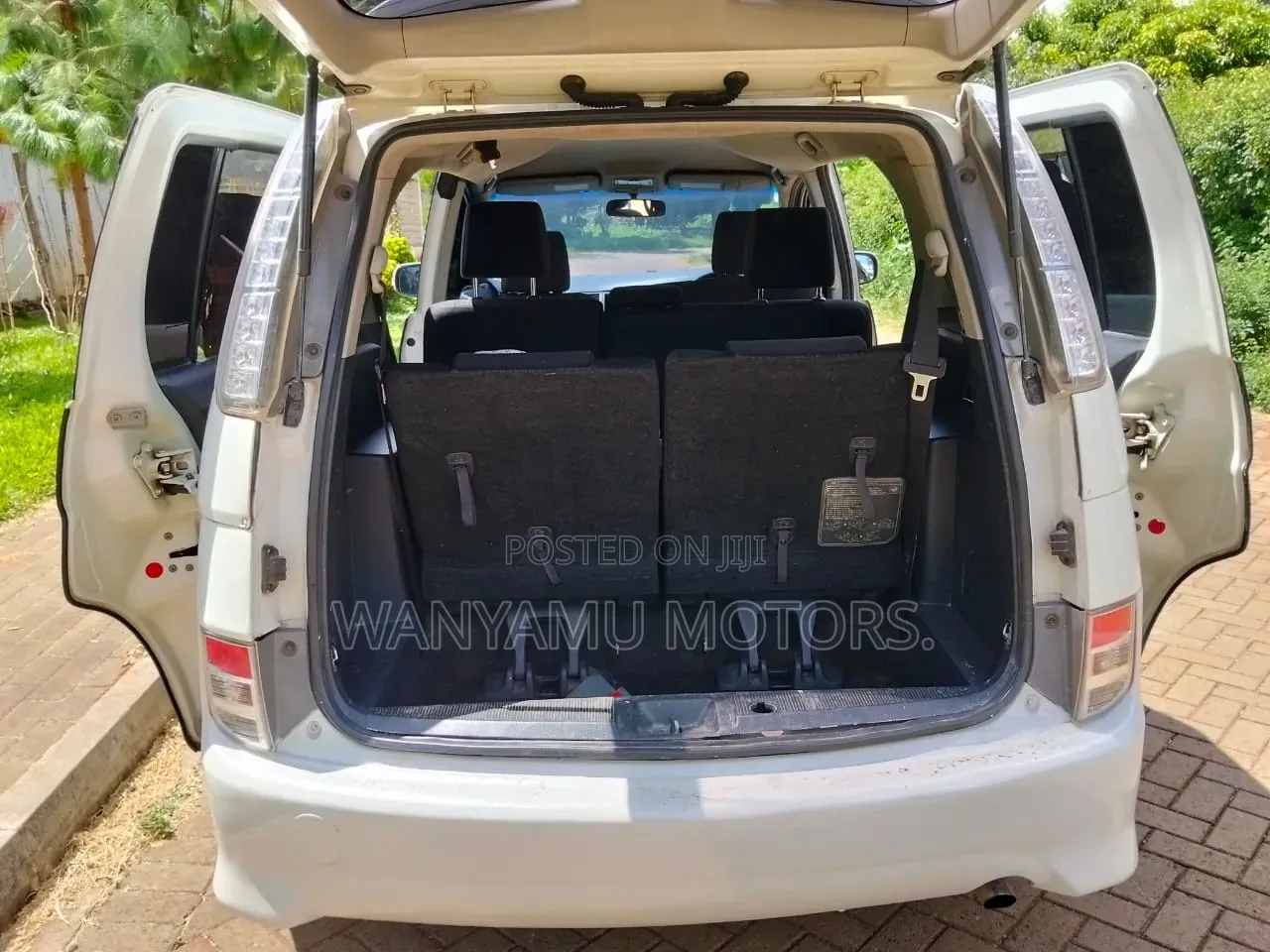 Toyota ISIS 2014 White