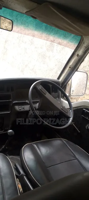 Nissan Caravan (Urvan) 1994 Yellow