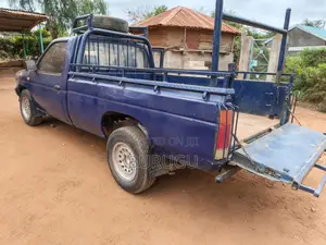 Nissan Pick-Up 1995 Blue