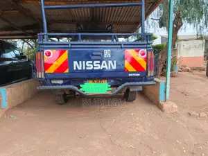 Nissan Pick-Up 1995 Blue