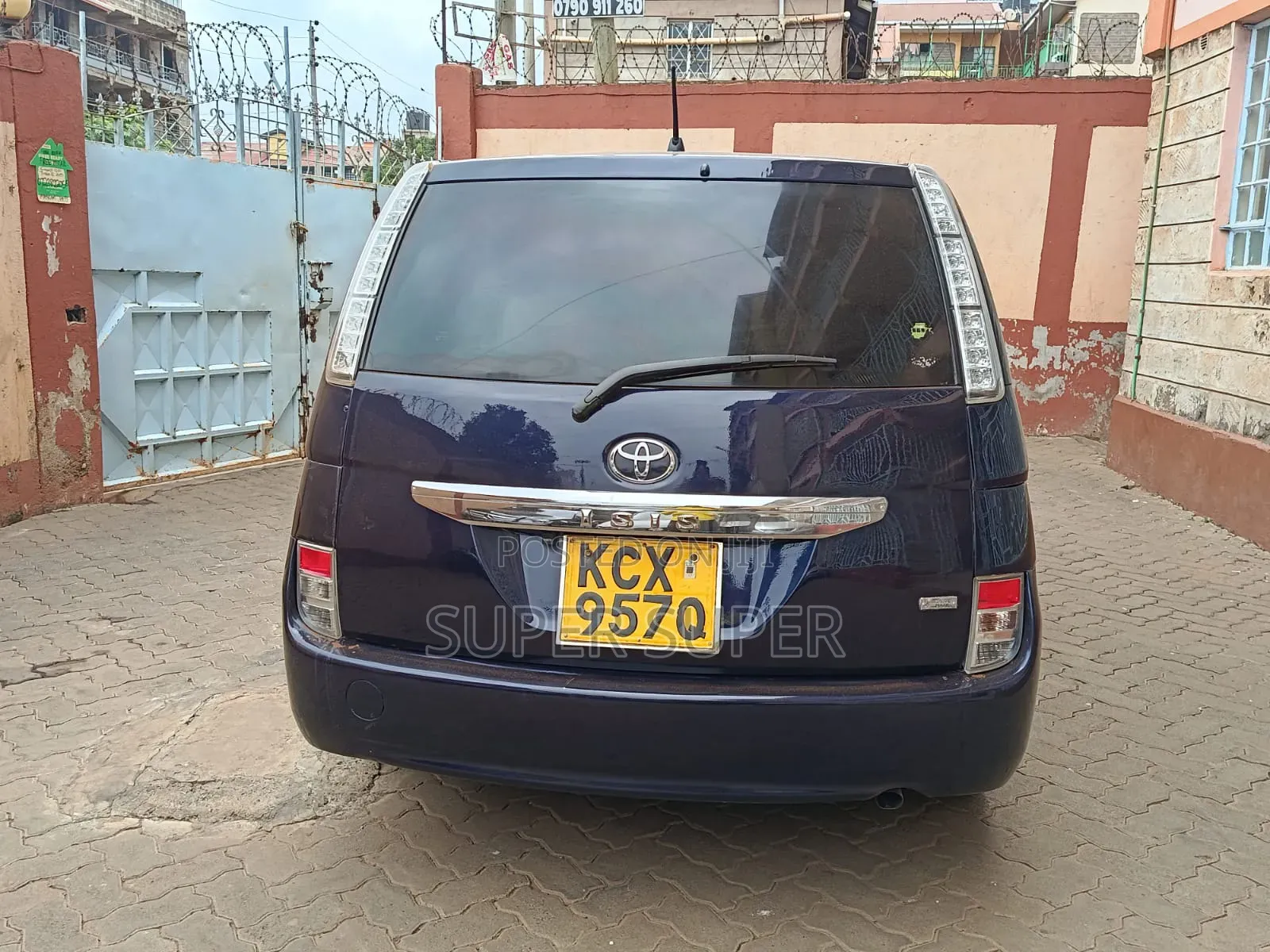 Toyota ISIS 2012 Blue