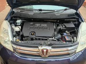 Toyota ISIS 2012 Blue