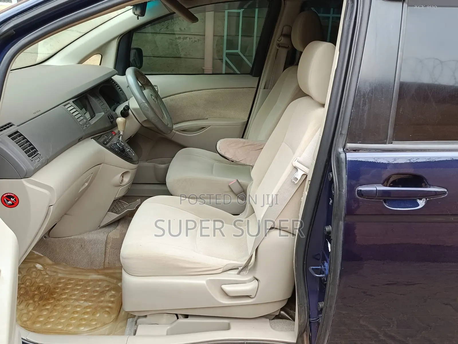 Toyota ISIS 2012 Blue