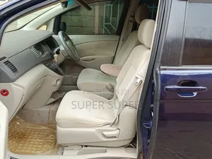 Toyota ISIS 2012 Blue