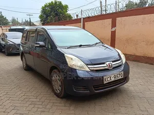 Toyota ISIS 2012 Blue