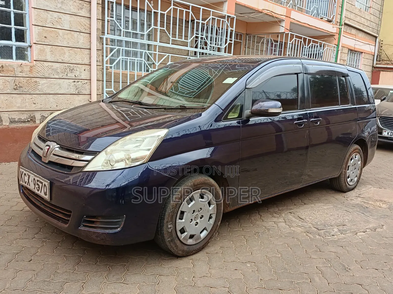 Toyota ISIS 2012 Blue