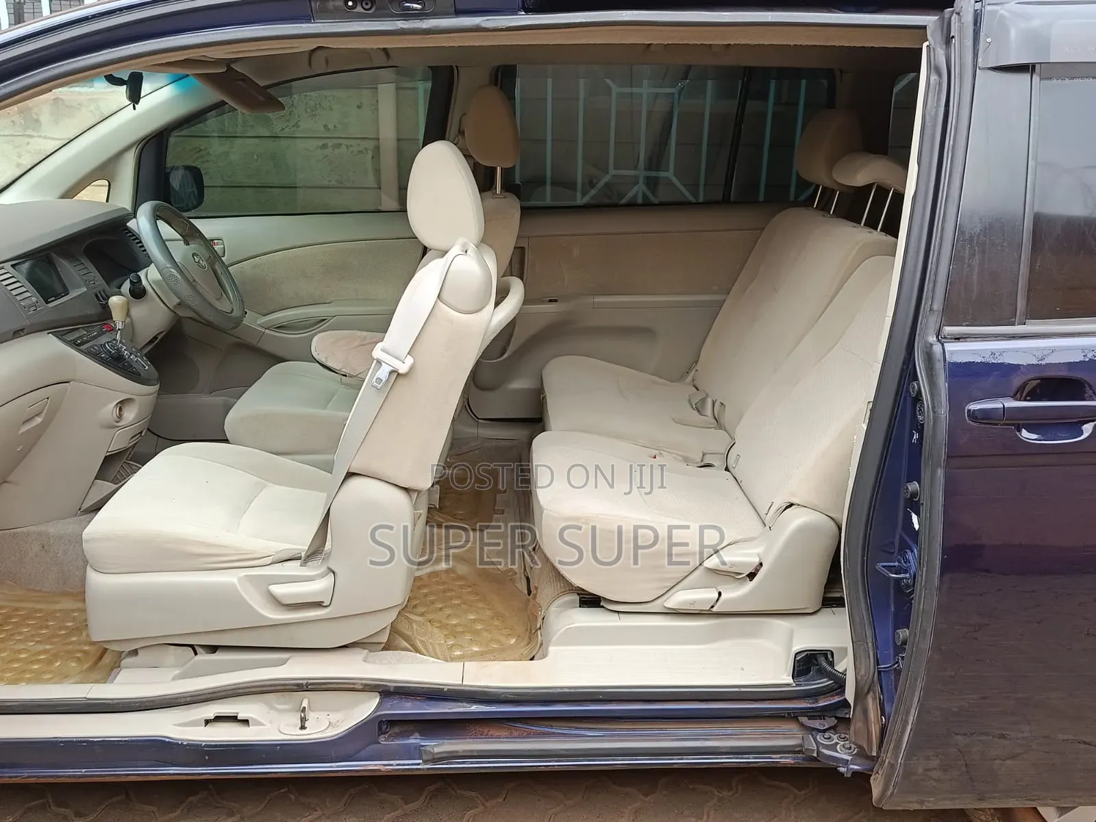 Toyota ISIS 2012 Blue