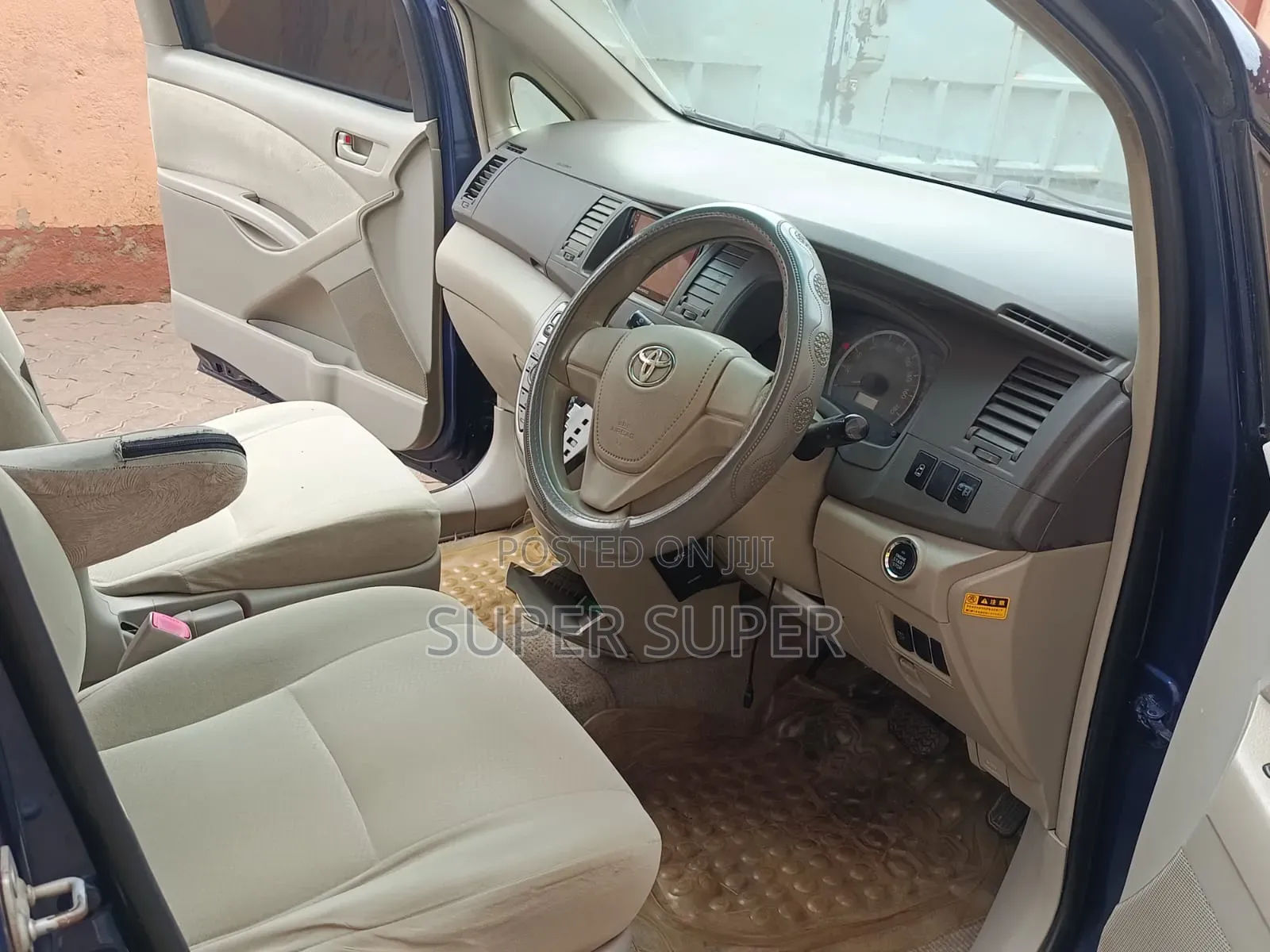 Toyota ISIS 2012 Blue