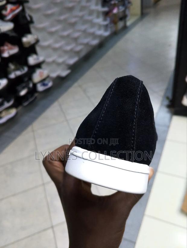 Men Casuals Black and White - thumbnail 4