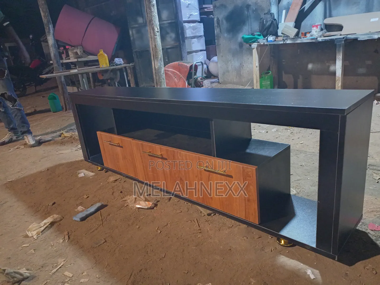 Black Royal Teak Faced Tv Stand