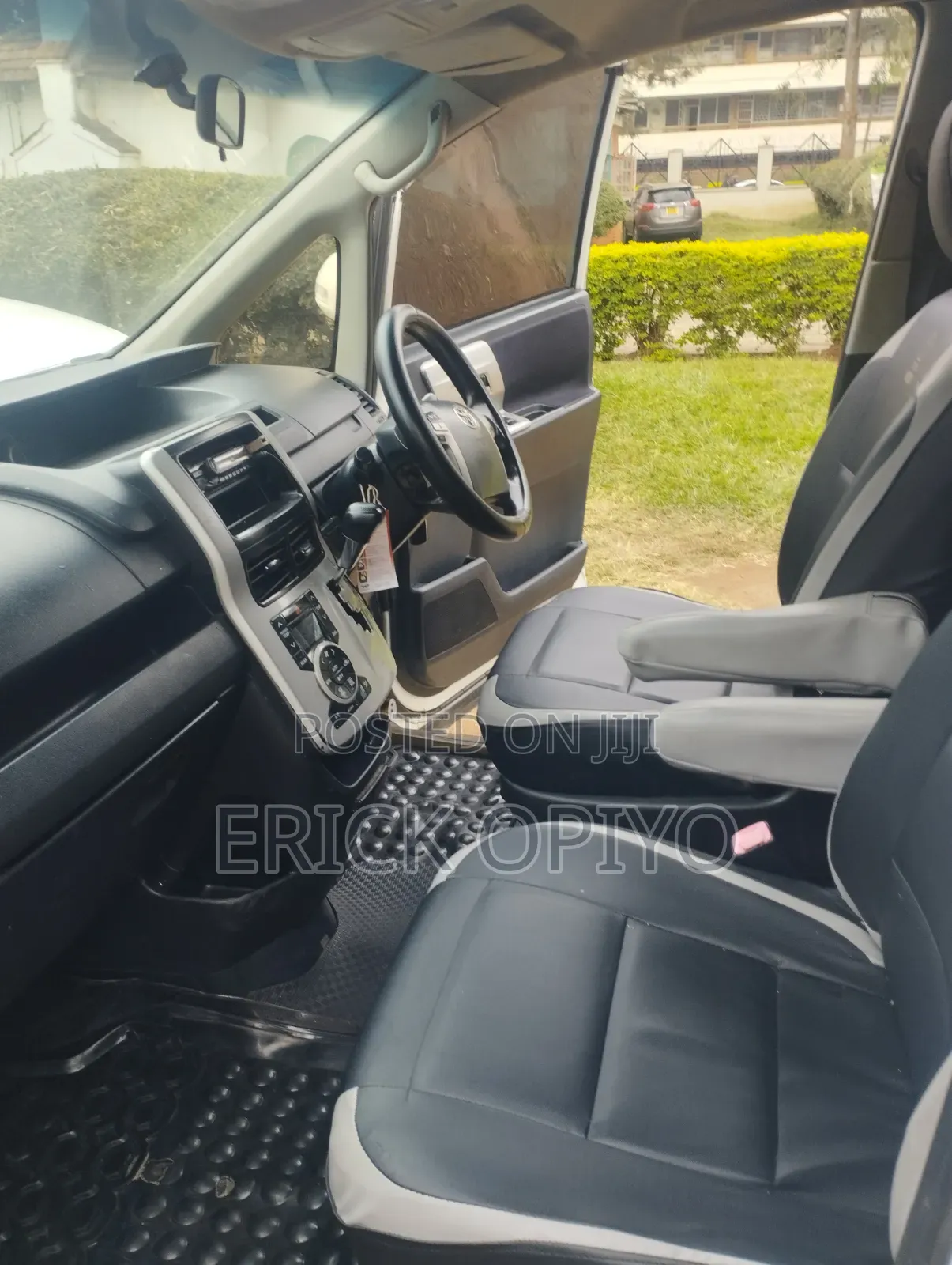 Toyota Voxy 2013 Pearl