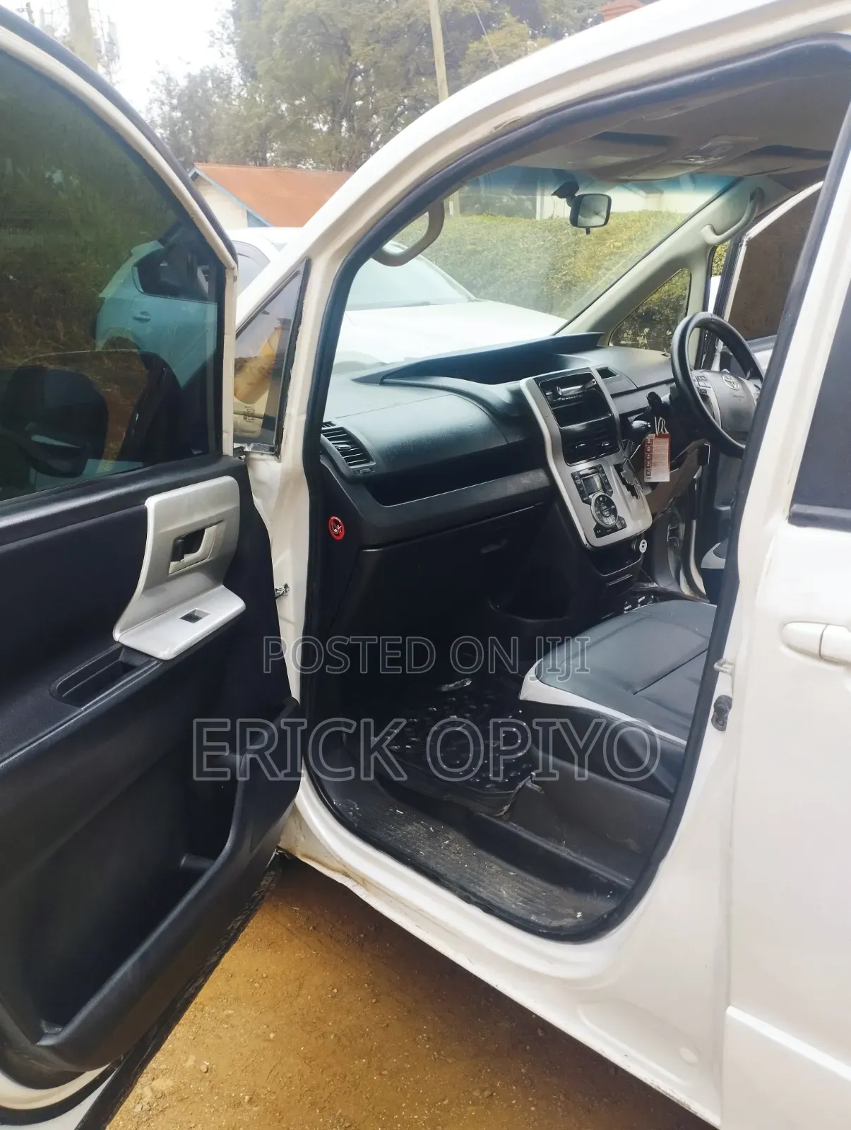 Toyota Voxy 2013 Pearl