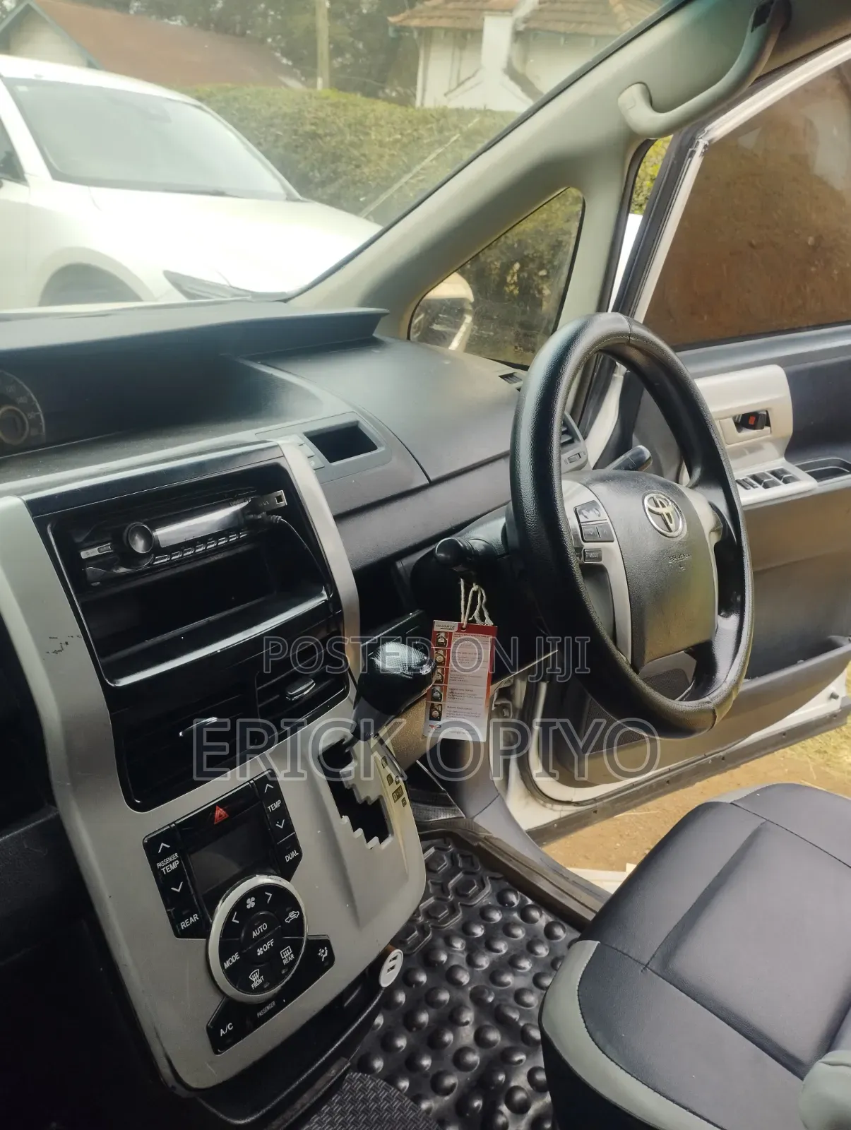 Toyota Voxy 2013 Pearl