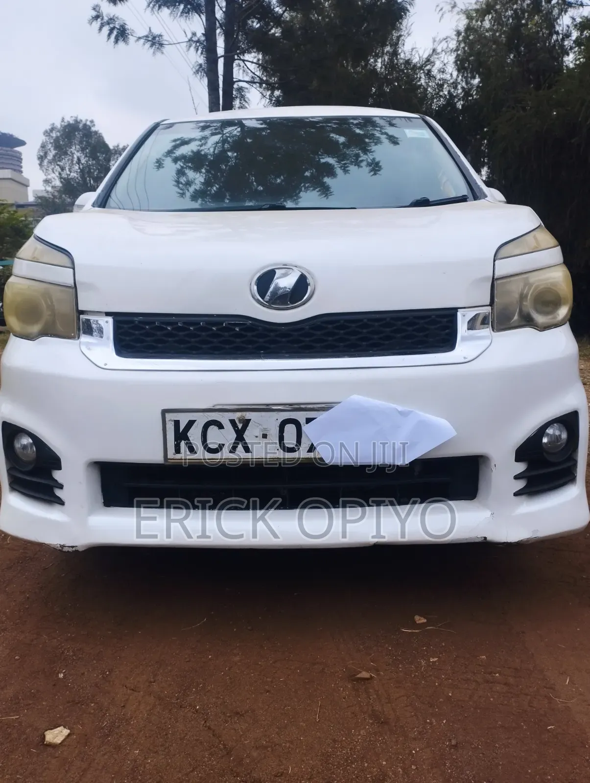 Toyota Voxy 2013 Pearl
