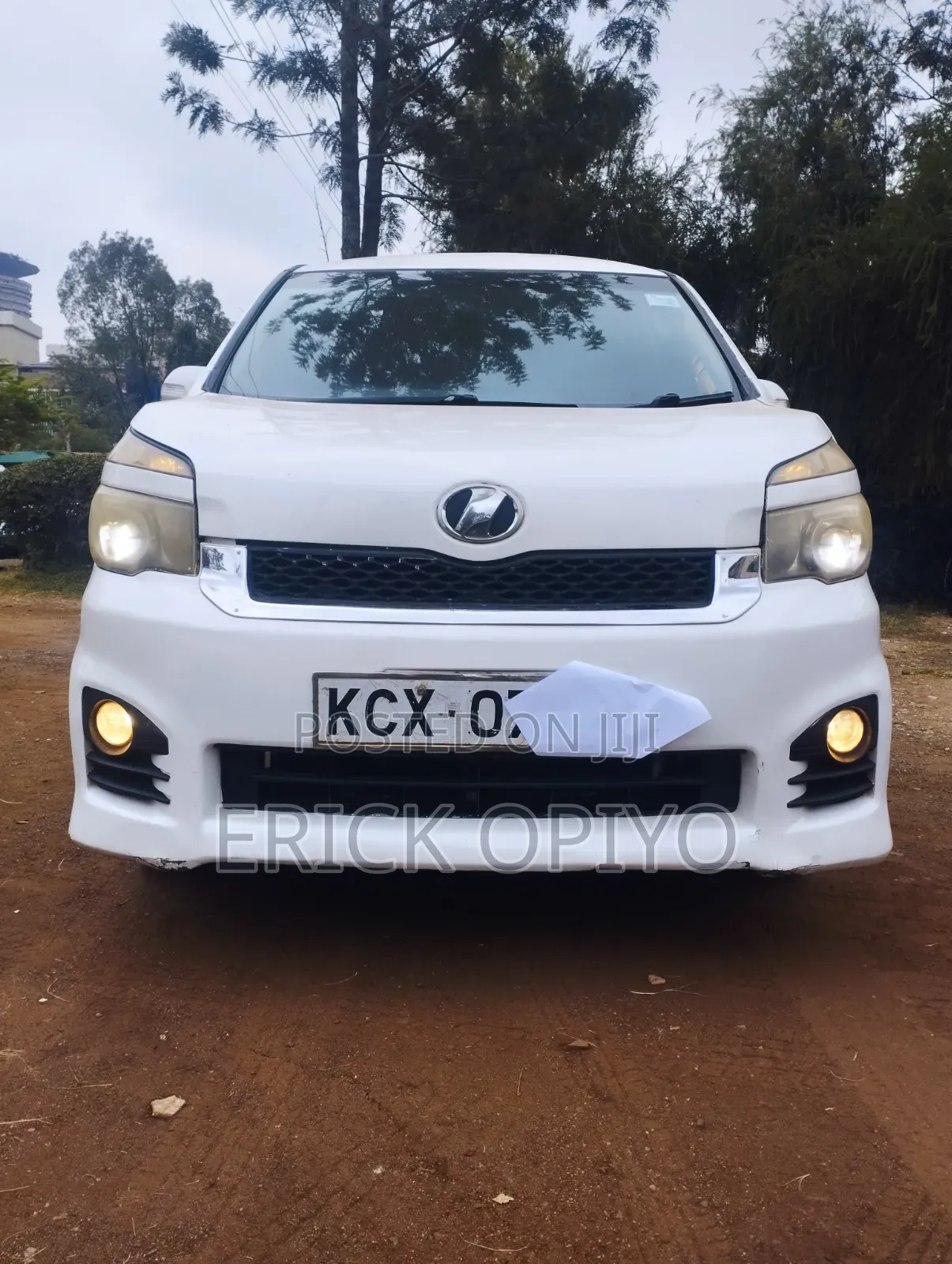 Toyota Voxy 2013 Pearl