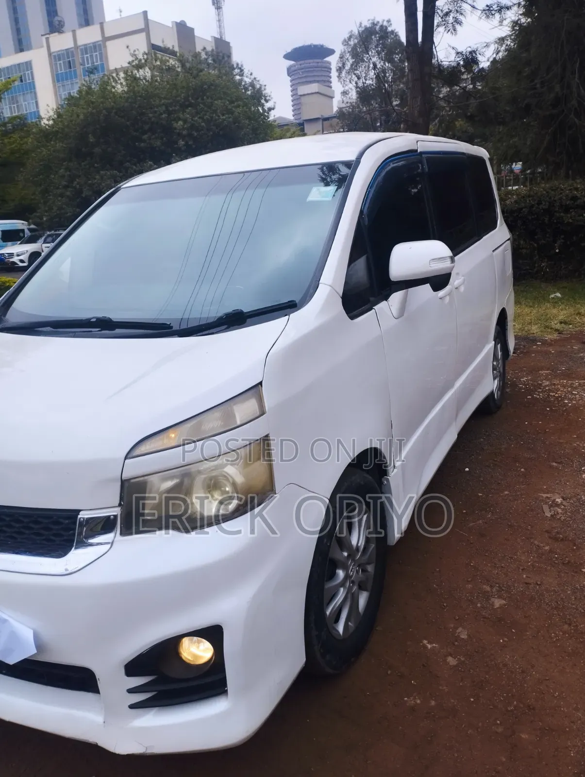 Toyota Voxy 2013 Pearl