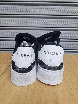Numeriś Atelier Acrylic Black