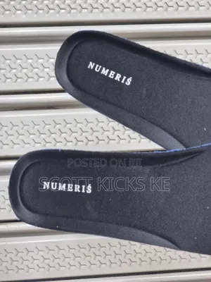 Numeriś Atelier Acrylic Black