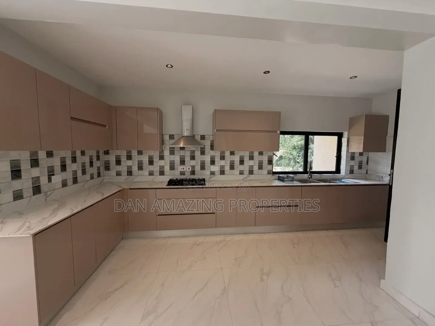 5bdrm Maisonette in Karen Tree Lane for rent