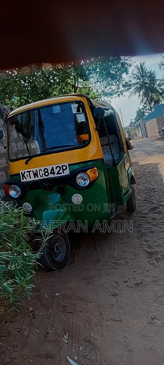 Piaggio 2019 Yellow - thumbnail 3