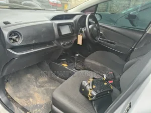Toyota Vitz 2017 Silver