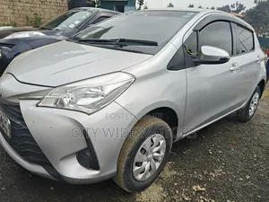 Toyota Vitz 2017 Silver